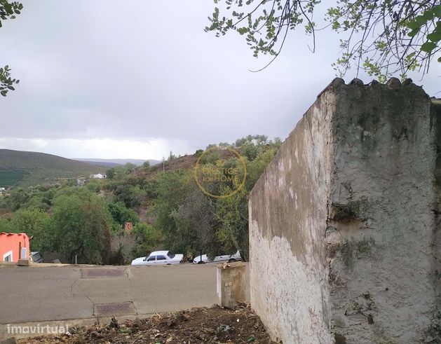 Terreno em Alte com 2.200 m2 no qual está inserida uma ruína com a áre-2