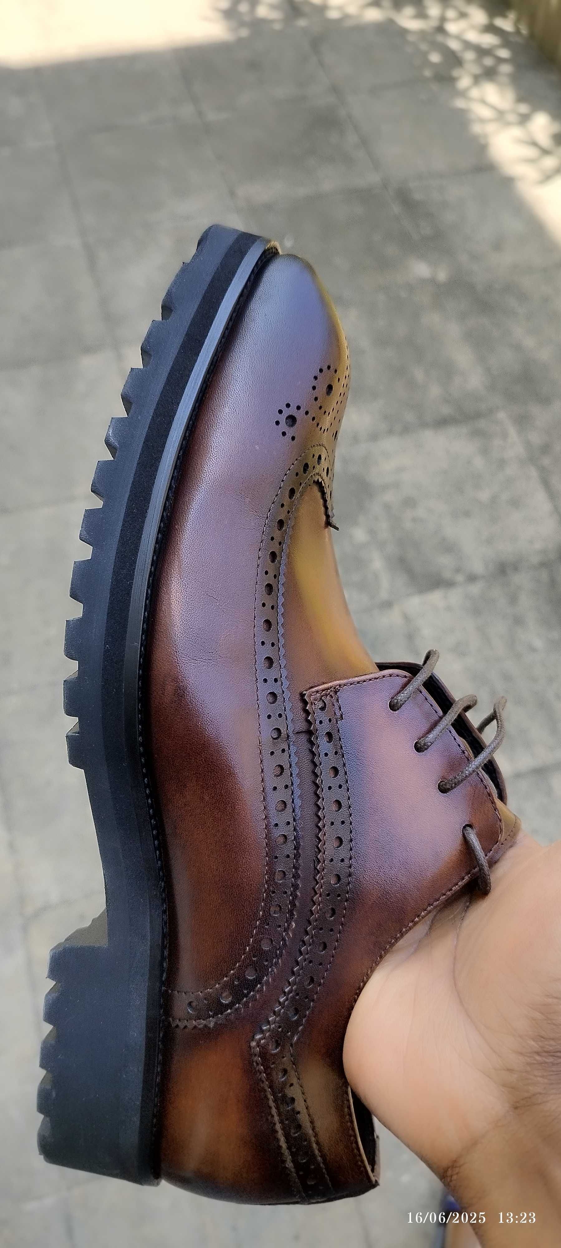 Sapato Brogue Sola Espessa, elegante.